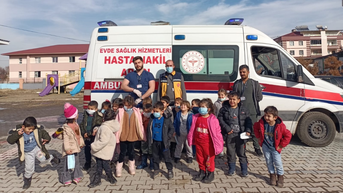 Okulumuza Gelen Ambulans Çocuklara Tanıtıldı.